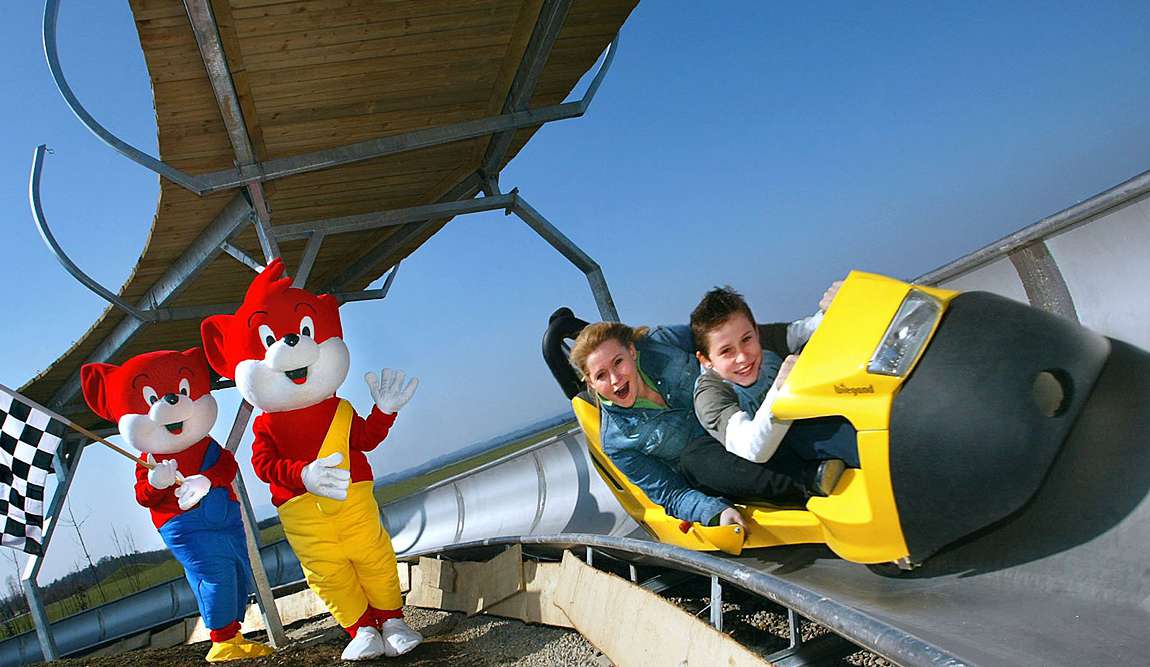 top 10 destinations to travel in may: amusement parks photo 5