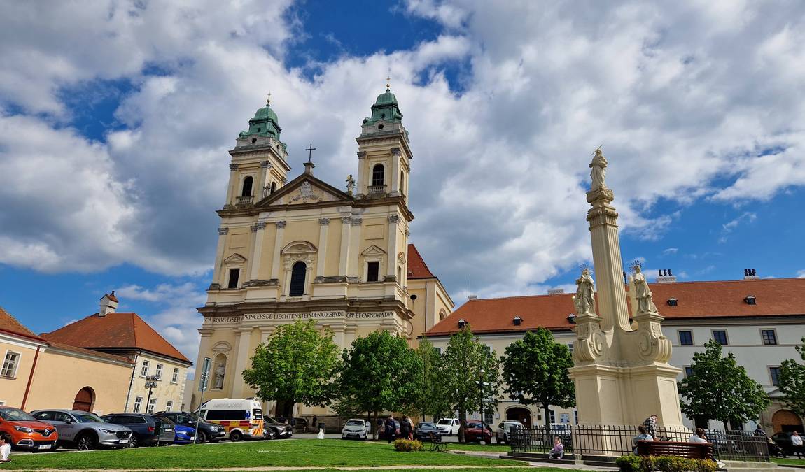 valtice castle photo 1