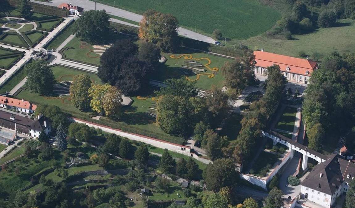 the castle garden photo 2