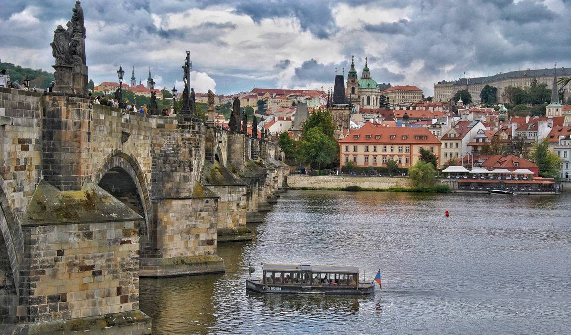 charles bridge photo 1