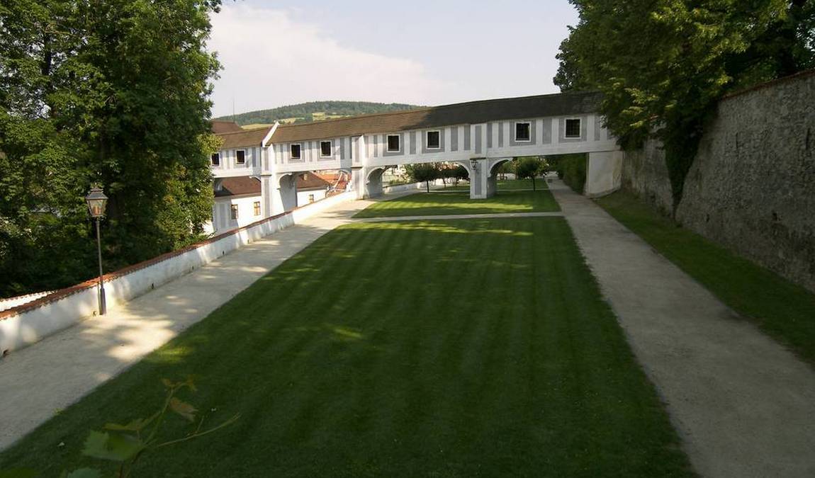 the castle garden photo 1