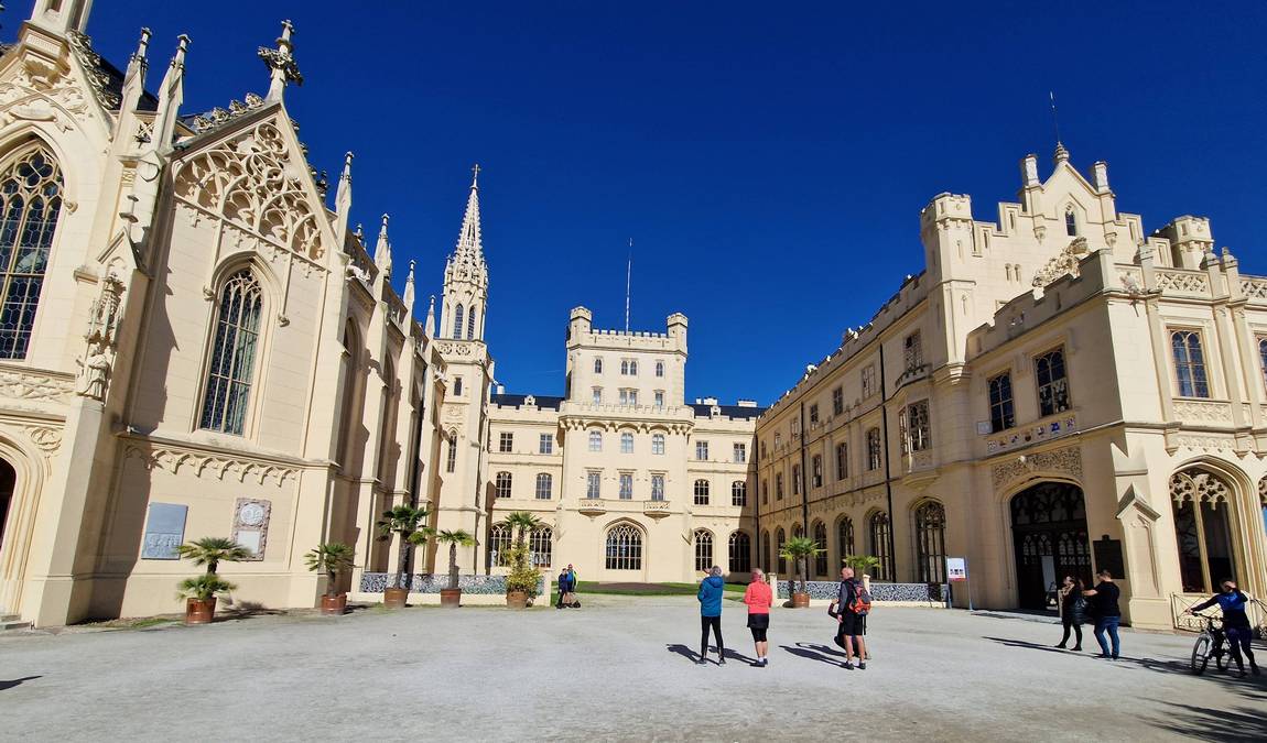 lednice castle photo 1