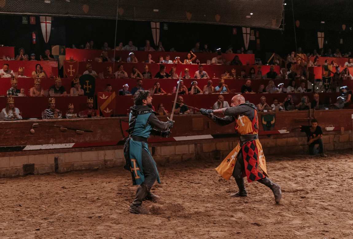 magic robin hood dinner show photo 2