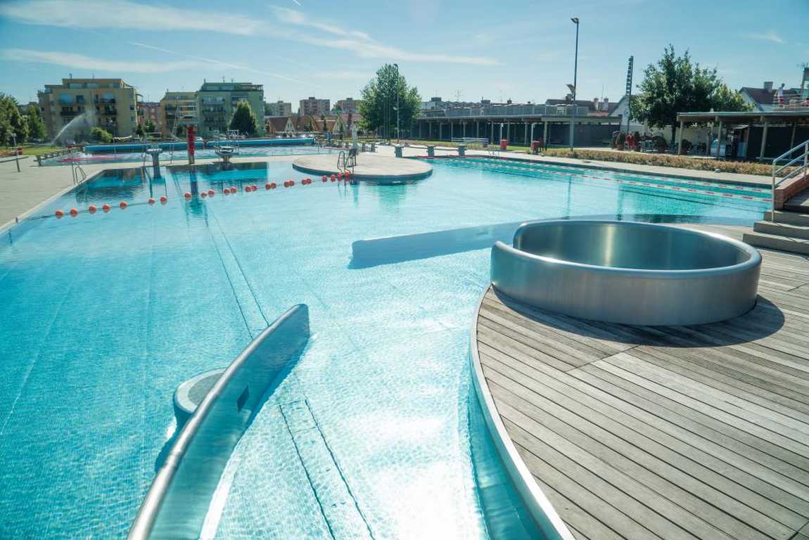 swimming pool louka photo 1