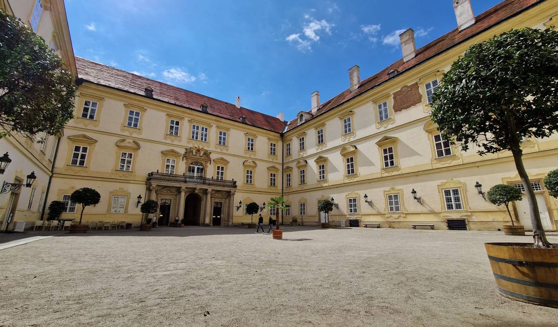 valtice castle photo 2