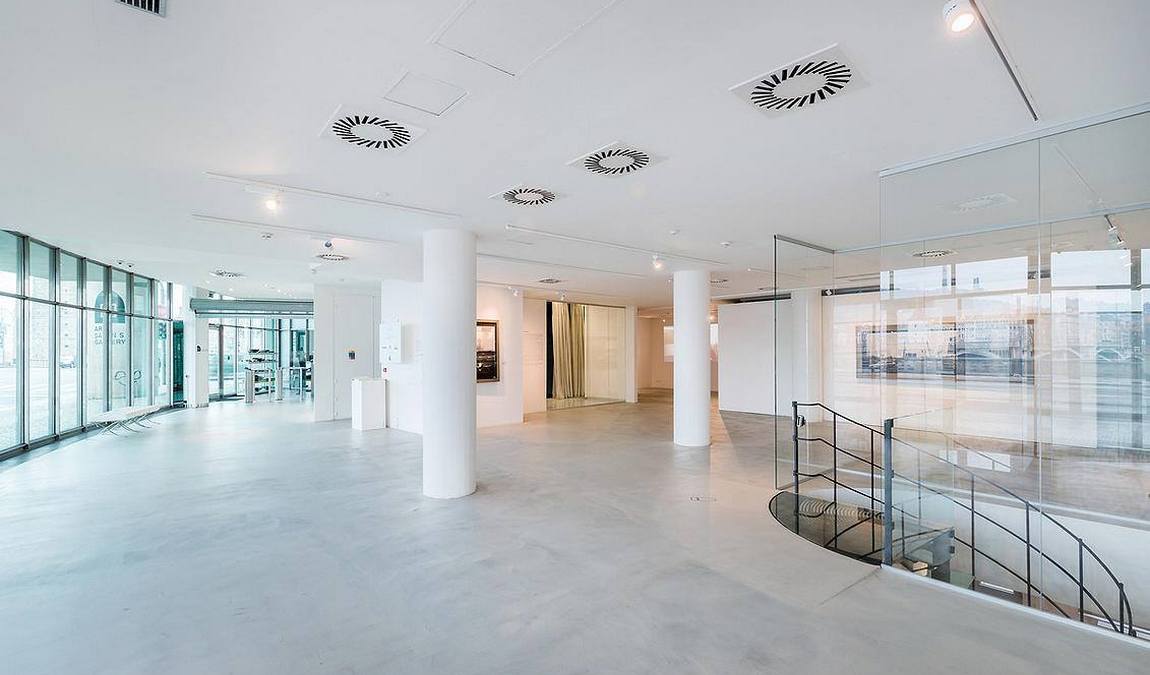 dancing house photo 7