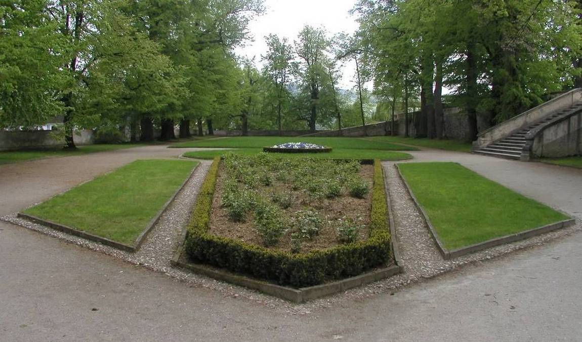 the castle garden photo 3