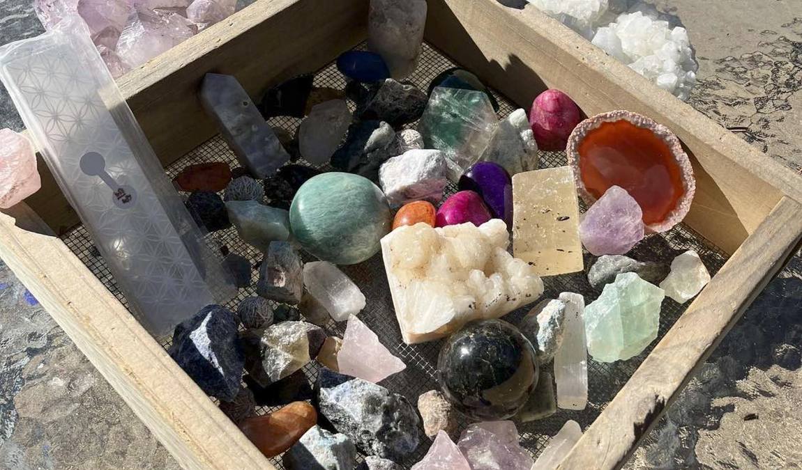 blue diamond gemstone panning photo 2